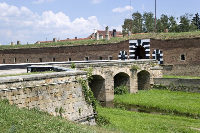 Mezi památkami s temnou minulostí vede Terezín.