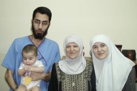 Zatčen&iacute; Muhammad A&scaron;a a Marva Daanov&aacute; (vpravo)
