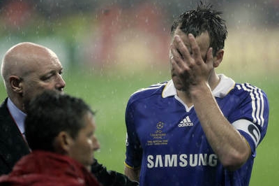 Kapitán Chelsea John Terry krátce poté, co neproměnil penaltu. 