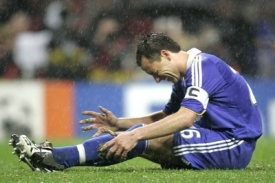 Zdrcen&yacute; kapit&aacute;n Chelsea John Terry.