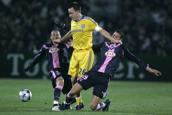 John Terry z Chelsea se snaží prosadit přes hráče Bordeaux.