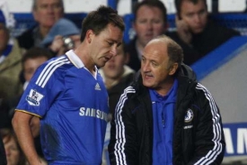 Kapit&aacute;n Chelsea John Terry a tren&eacute;r Felipe Scolari.