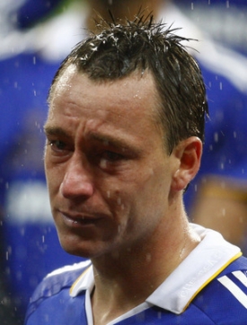 Kapitán Chelsea John Terry krátce poté, co neproměnil penaltu. Kapitán Chelsea John Terry krátce poté, co neproměnil penaltu.