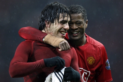 Carlos Tevez (vlevo) a Patrice Evra se radují z výhry nad Derby.
