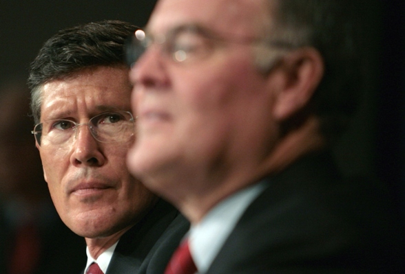 John Thain sleduje řeč šéfa Bank of America Lewise.