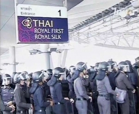 Thajsk&aacute; policie na leti&scaron;ti Suvarnabhumi (z&aacute;běry z TV). .