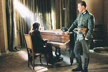 Záběr z Polanského filmu Pianista (The Pianist). Záběr z Polanského filmu Pianista (The Pianist).