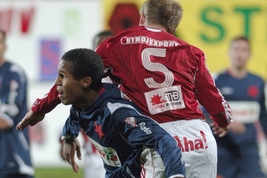 Theodor Gebre Selassie (vlevo) v dresu Slavie.