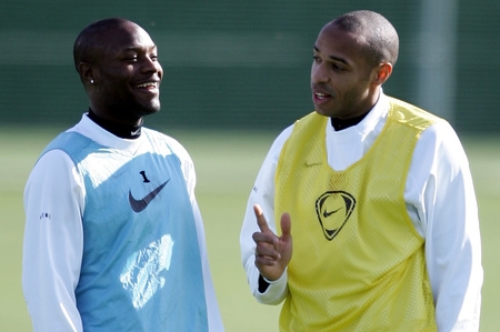 William Gallas a Thierry Henry na tréninku.