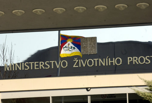 Na Ministerstvu životního prostředí visí Tibetská vlajka