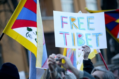 Jeden z transparentů žádajících svobodu pro okupovaný Tibet. 