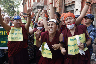 Tibetské ženy vyvolávaly hesla jako "Svobodný Tibet". Tibetské ženy vyvolávaly hesla jako "Svobodný Tibet".