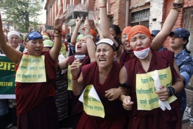 Tibetsk&eacute; ženy vyvol&aacute;valy hesla jako 