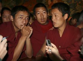 S tím Peking nepočátal. Mniši v Lhase obklopili zahraniční novináře. S tím Peking nepočátal. Mniši v Lhase obklopili zahraniční novináře.