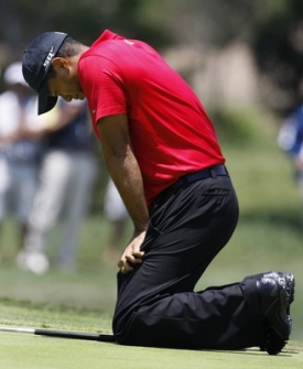 Tiger Woods se drží za bolavé levé koleno. Tiger Woods se drží za bolavé levé koleno.