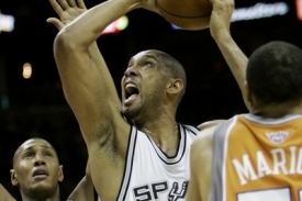 Tim Duncan v zápase proti Phoenix Suns.