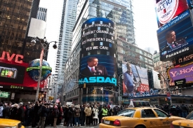 Kiosek s n&aacute;pisem St&aacute;nek z&aacute;chrany si Bill zř&iacute;dil př&iacute;mo na Times Square.