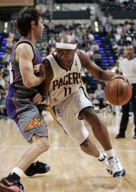 Jamaal Tinsley (vpravo), hr&aacute;č Indiany Pacers.