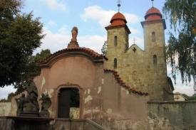 Brána do Tismického kostela.