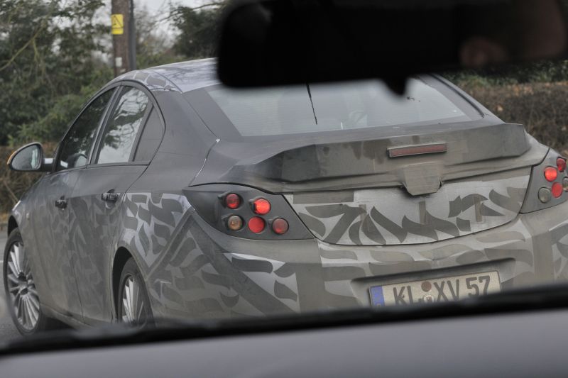 Špionážní fotografie občas vypouštějí do světa samy automobilky.