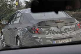 Špionážní fotografie občas vypouštějí do světa samy automobilky.