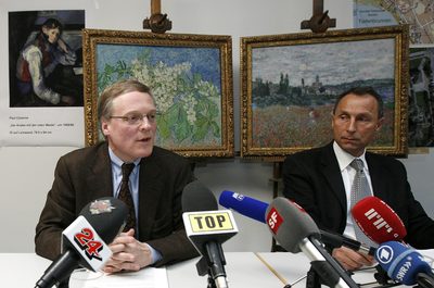 Nalezené obrazy. Ředitel sbírky Lukas Gloor (vlevo) a Marco Cortesi. 