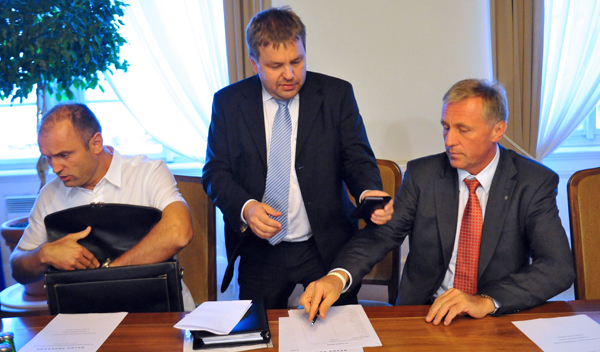 Zleva Ivan Langer, Petr Tluchoř a Mirek Topolánek před zasedáním.