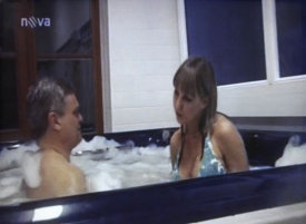 Fotky ve vířivce rozpoutaly skandál.