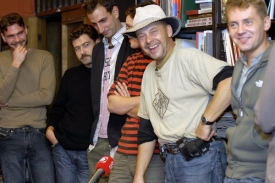 Režisér filmu Tobruk Václav Marhoul (druhý zprava) s herci.
