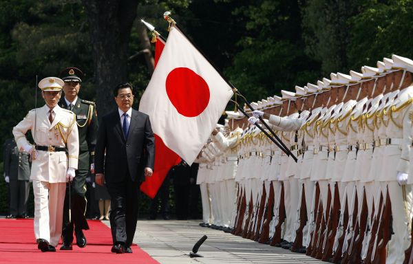 Japonská čestná stráž vítá čínského prezidenta Chu Ťin-tchaa Japonská čestná stráž vítá čínského prezidenta Chu Ťin-tchaa