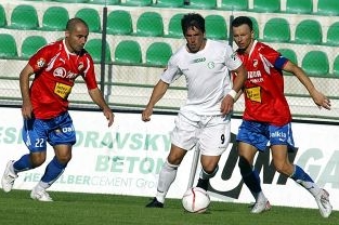 Goce Toleski (v bílém) má momentálně excelentní střeleckou formu