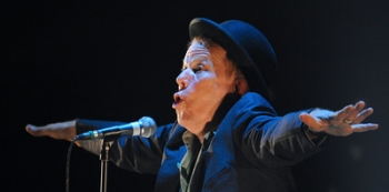 Mistr suchých žertů Tom Waits.