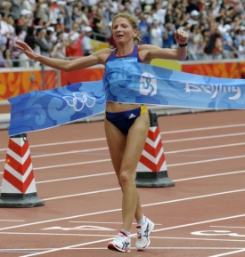 Constantina Tomescuová dobíhá do cíle ženského maratonu. Constantina Tomescuová dobíhá do cíle ženského maratonu.