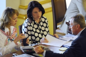 Schůze Poslanecké sněmovny 5. června. Na Topolánka se snese kritika.