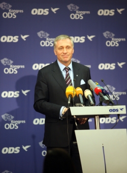 Mirek Topolánek se usmívá. Funkci obhájil.