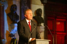 Premiér Topolánek představil oficiální verze státní hymny.