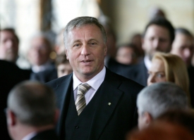 Mirek Topolánek své ministry jenom chválil.