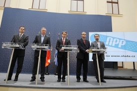 Bojovn&iacute;ci proti krizi, premi&eacute;r Topol&aacute;nek obhajuje protikrizov&yacute; pl&aacute;n.