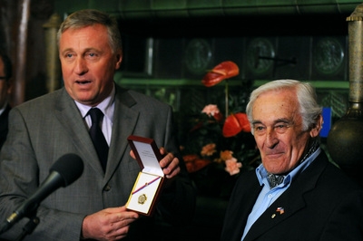 Premiér Topolánek předává ocenění Milanu Paumerovi.