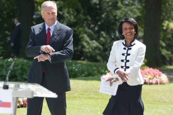 Condoleezza Riceová a Mirek Topolánek před Kramářovou vilou.
