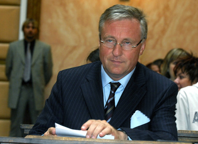 Premiér Mirek Topolánek. Premiér Mirek Topolánek.
