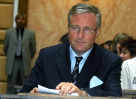 Premi&eacute;r Mirek Topol&aacute;nek.