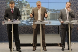 Topolánek preferuje projednání protikrizových opatření najednou.