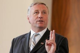 Premi&eacute;r Mirek Topol&aacute;nek