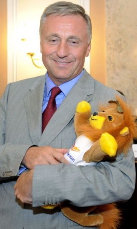 Premiér Mirek Topolánek s maskotem šampionátu.