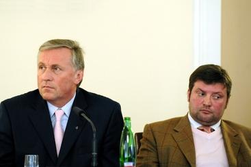 Premiér Topolánek a ministr dopravy Aleš Řebíček.