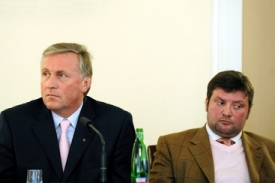 Premiér Topolánek a ministr dopravy Aleš Řebíček.