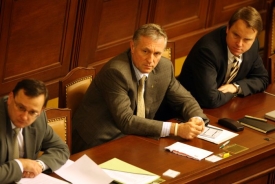 Premiér Topolánek první bitvu o mise v prosinci prohrál.