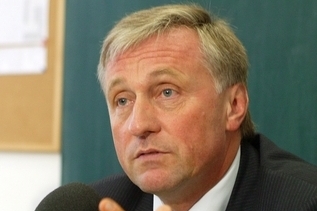 Premiér Mirek Topolánek se zlobí na lidovce.