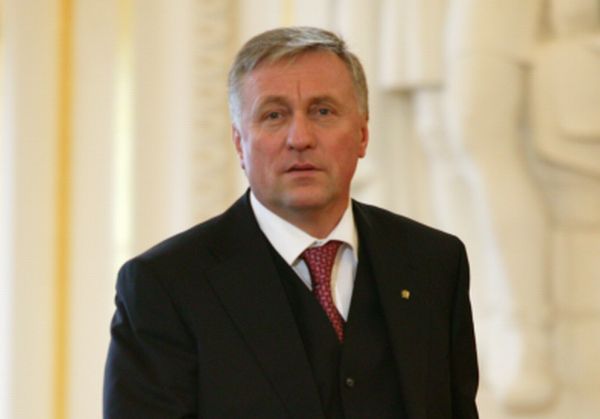 Premiér Mirek Topolánek se za Veseckou nejdřív postavil. Premiér Mirek Topolánek se za Veseckou nejdřív postavil.